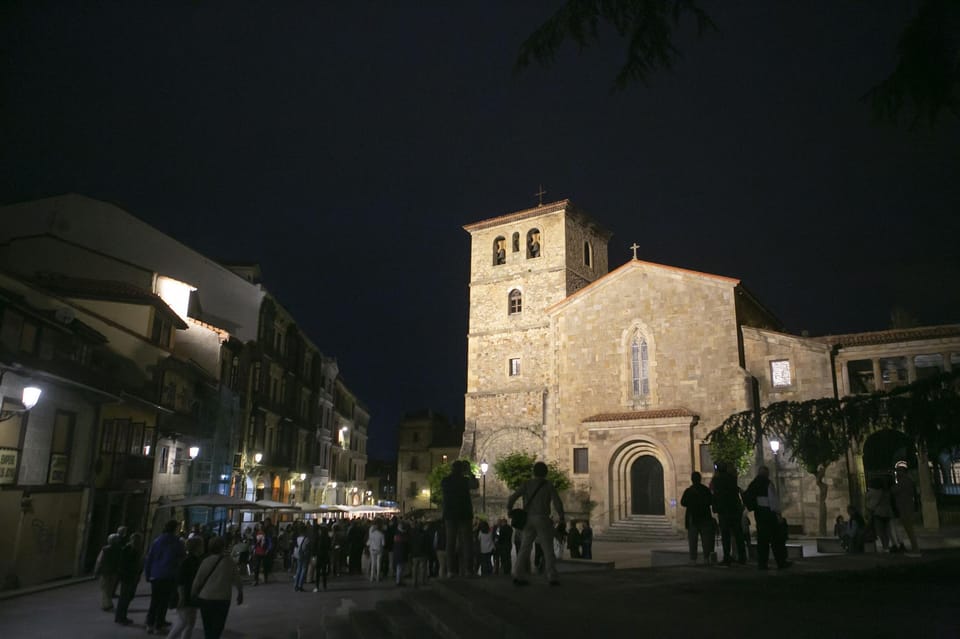 Iglesia de San Nicolás de Bari de noche